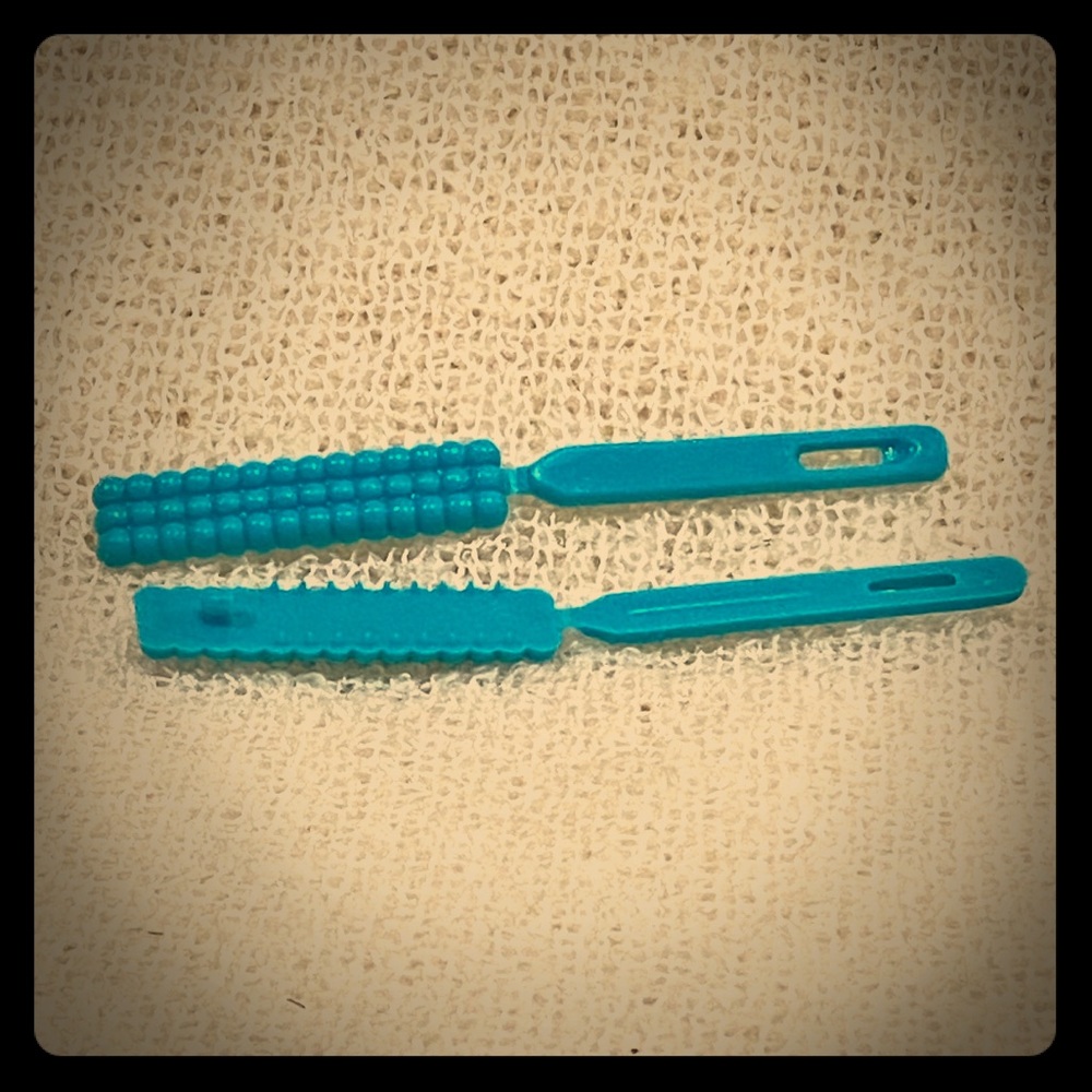 80’s nostalgia blue hair clip pair- New ✨🐳